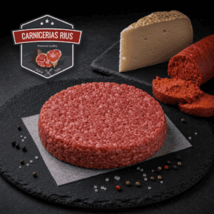Hamburguesa de carne con queso y embutido.