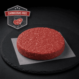 Hamburguesa de carne cruda en plato negro.