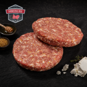 Hamburguesas crudas de carne en fondo oscuro