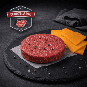 Hamburguesa de carne con queso y pimienta.