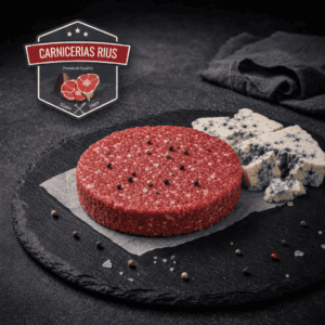 Hamburguesa gourmet con queso azul en plato negro.