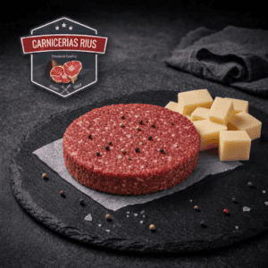 Hamburguesa cruda con queso y especias