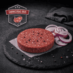 Hamburguesa cruda con especias y cebolla morada.