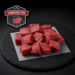 Cubos de carne roja prémium en bandeja