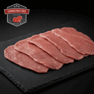 Filetes de carne cruda en tabla negra.