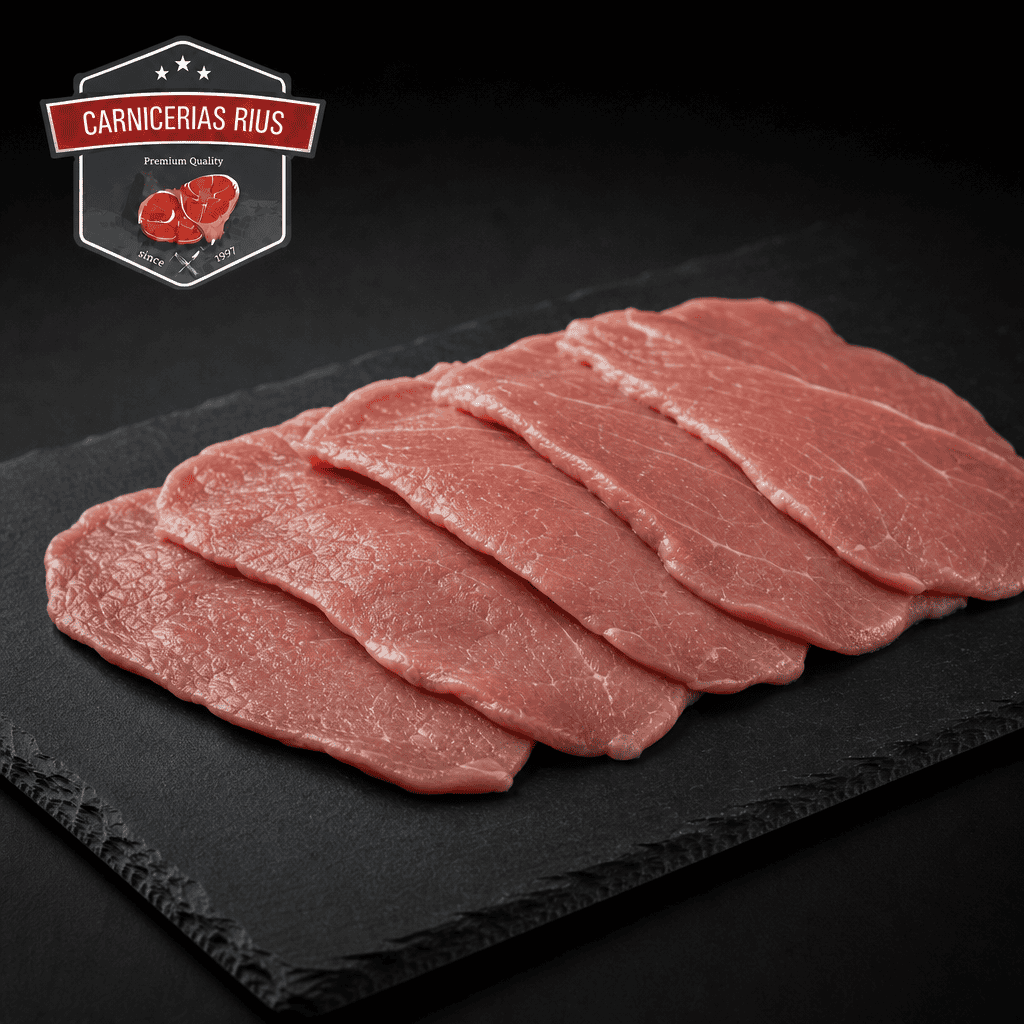 Filetes de carne cruda en tabla negra.