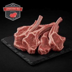 Chuletas de cordero frescas en bandeja negra