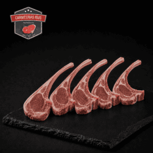 Chuletas de cordero en tabla negra.