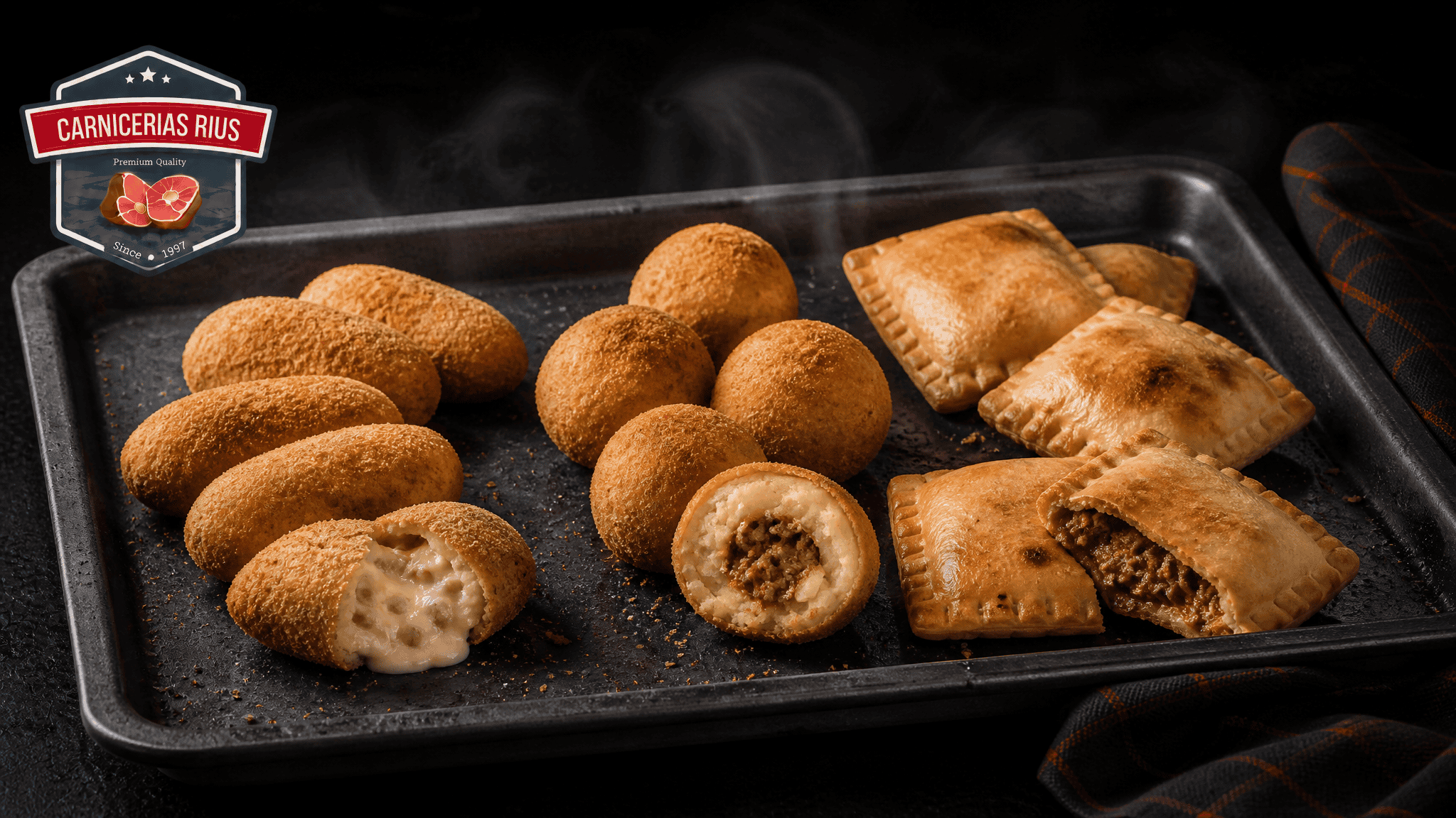 Bandeja de horno con croquetas, bombas y empanadas recién horneadas