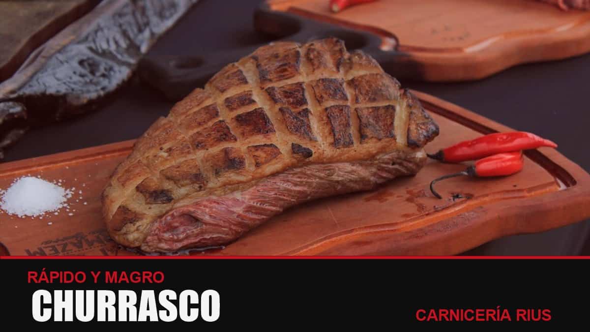 Churrasco a la brasa sobre tabla de madera con sal y guindilla
