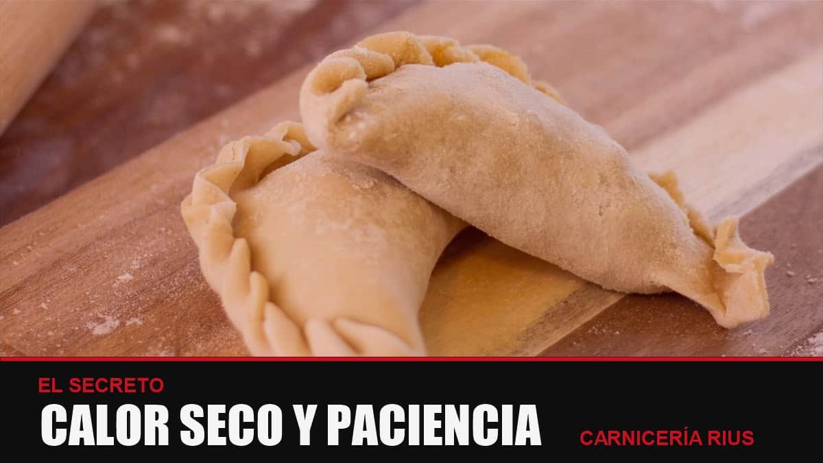 Empanadas caseras crudas sobre una tabla de madera, antes de cocinar con calor seco