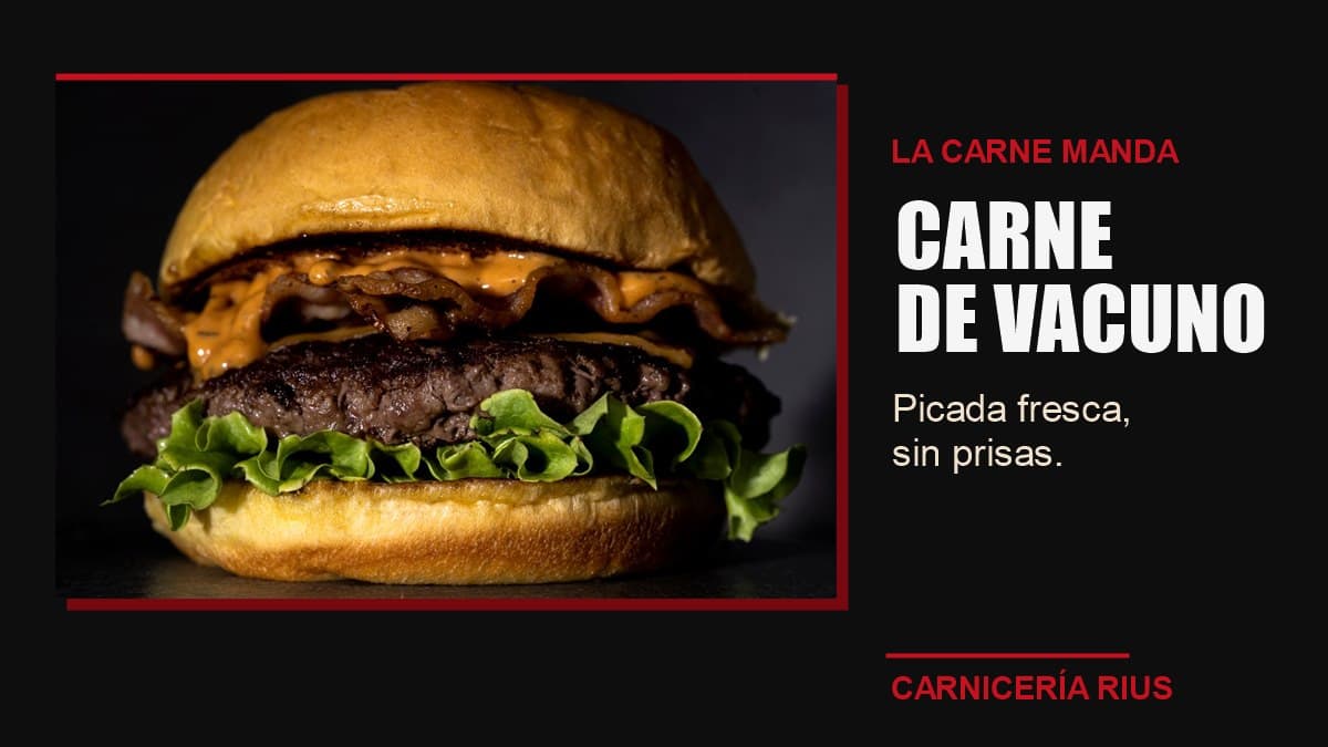 Hamburguesa de carne de vacuno con bacon y lechuga sobre fondo oscuro