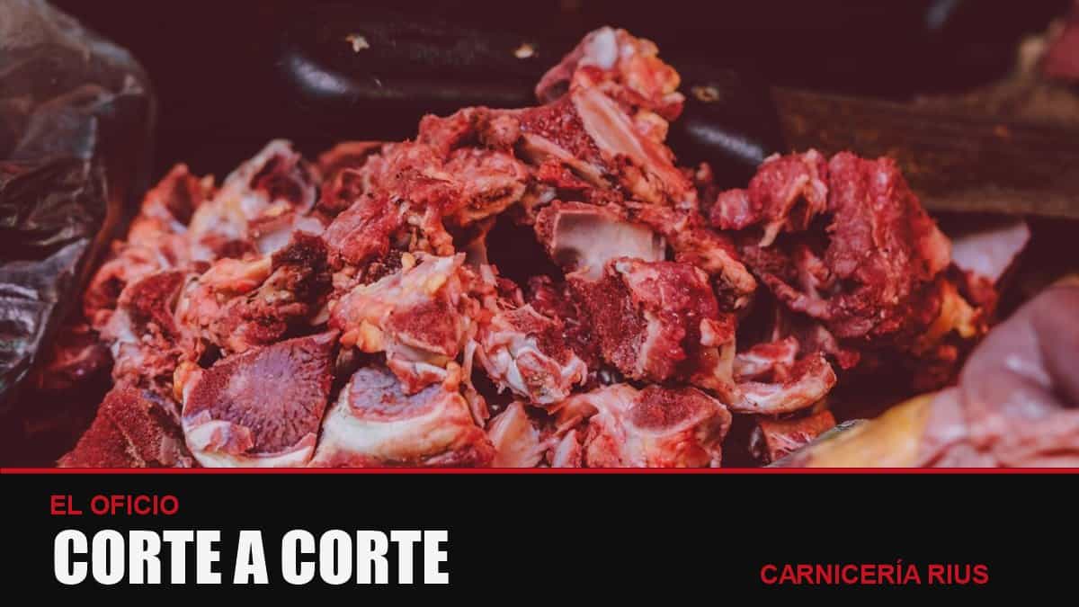Corte de carne sobre el tajo del carnicero, el oficio de cada día en Carnicería Rius